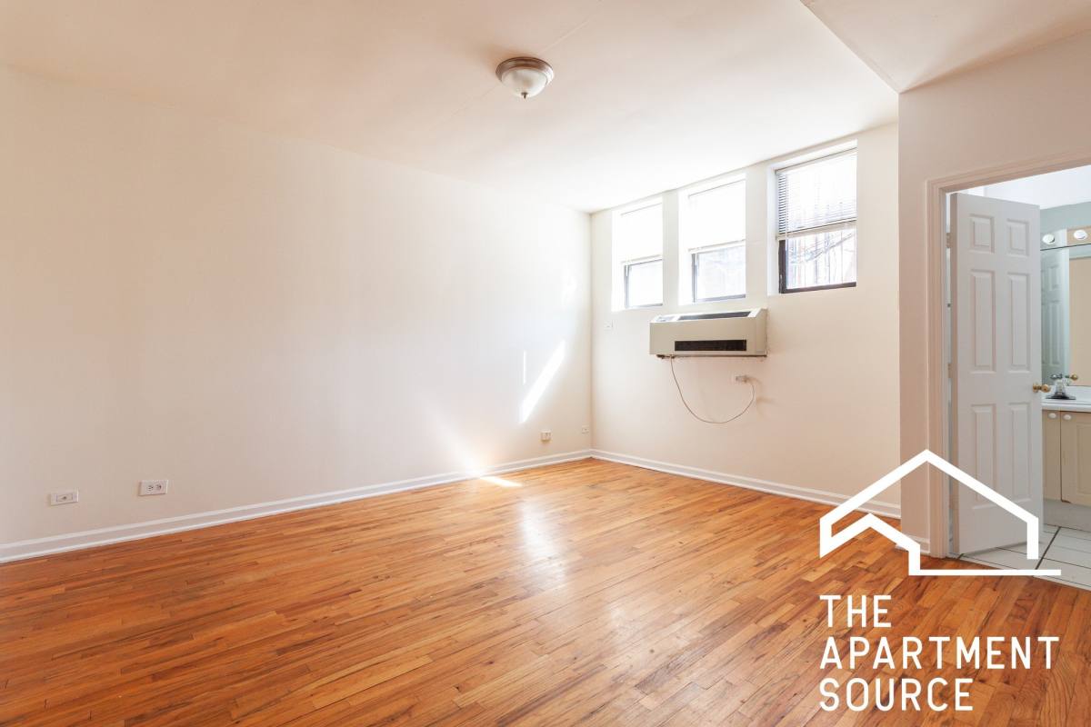 Apartment for rent at 917 W Dakin St, Chicago, IL 60613