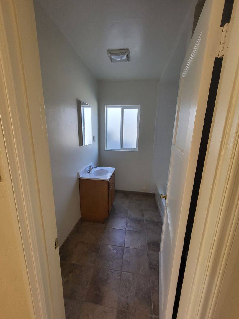 Apartment for rent at 5930 Loma Vista Ave, Huntington Park, CA 90255