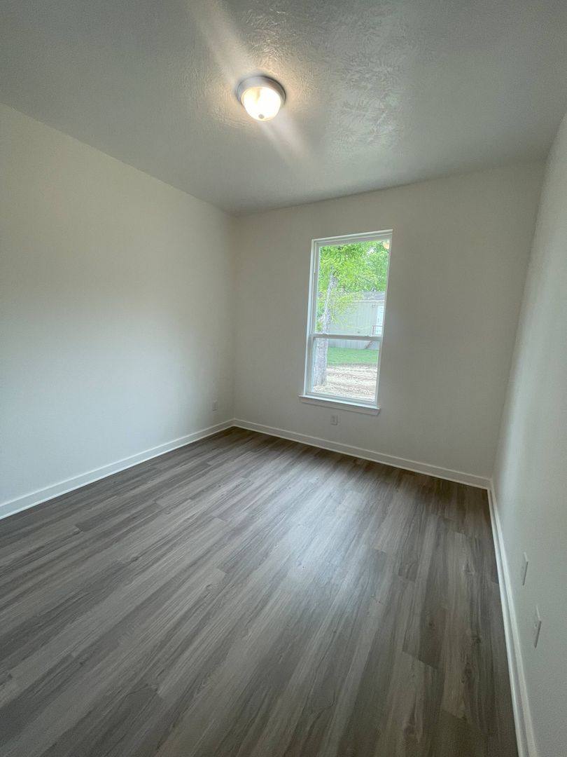 Townhouse for rent at 1612 W 5th St, Caldwell, TX 77836