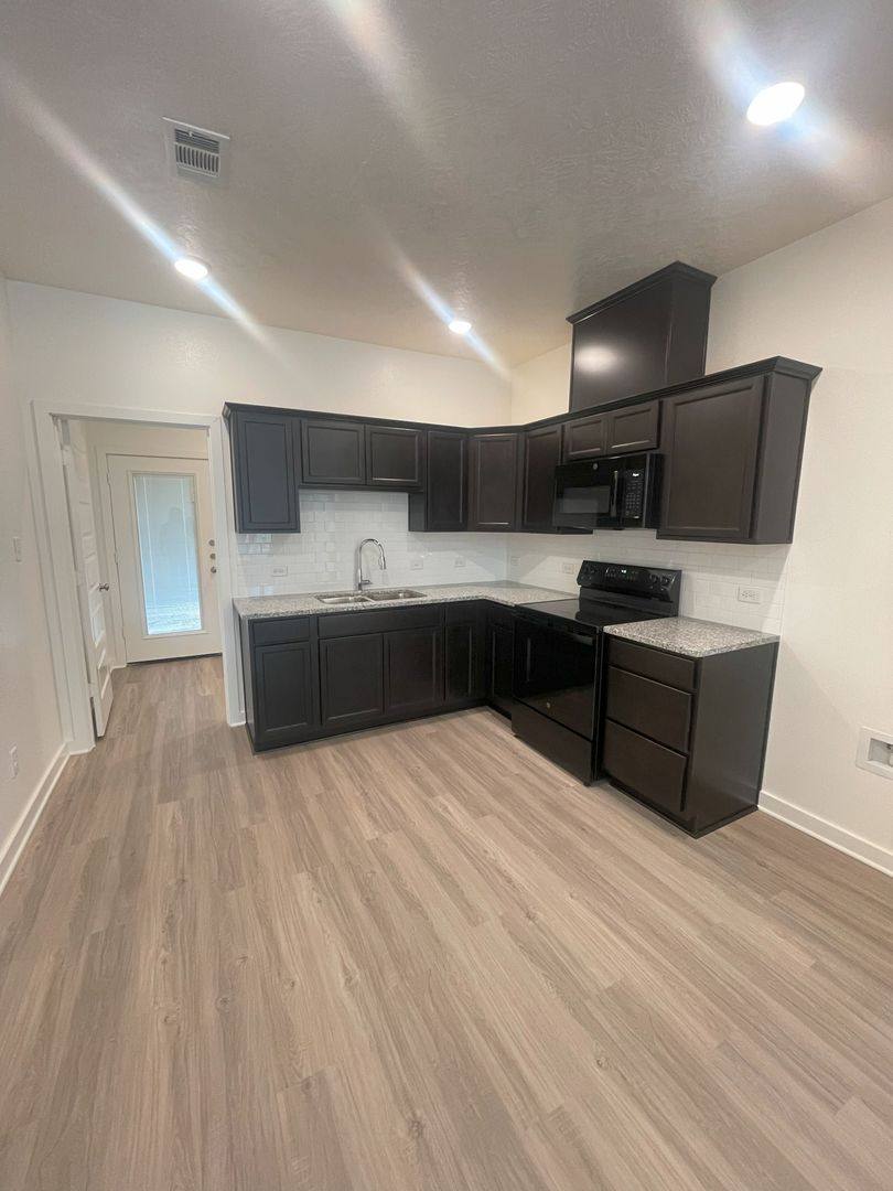 Townhouse for rent at 1612 W 5th St, Caldwell, TX 77836