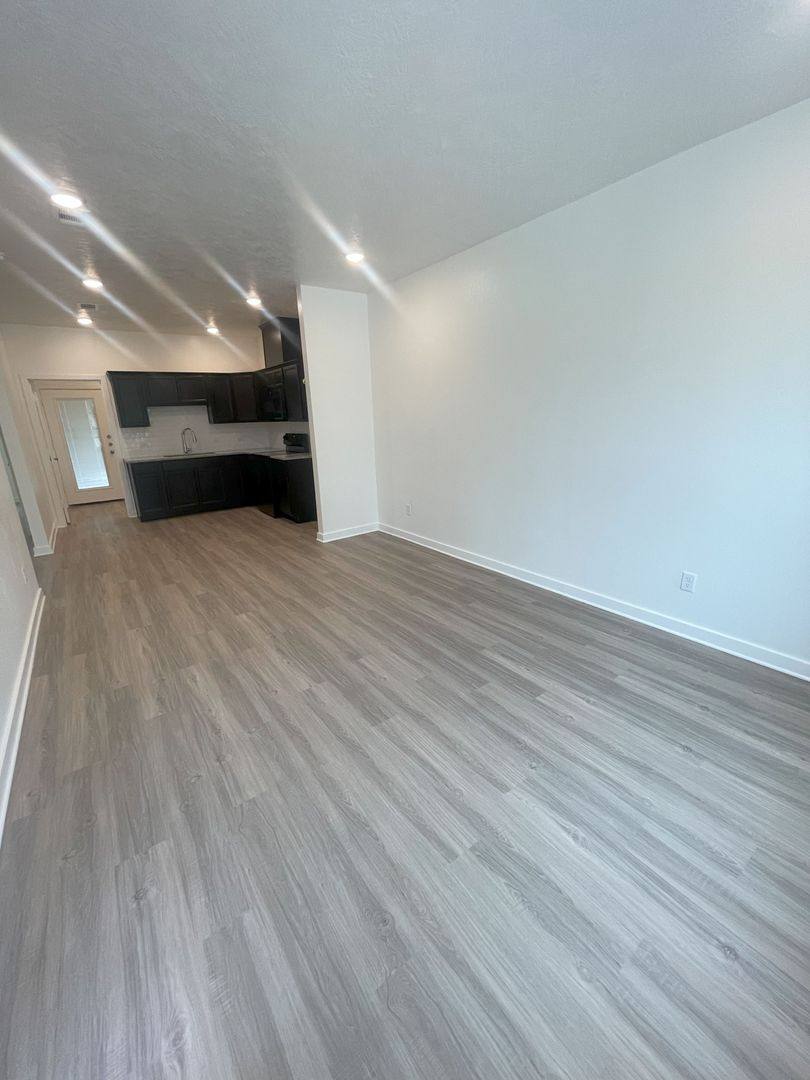 Townhouse for rent at 1612 W 5th St, Caldwell, TX 77836