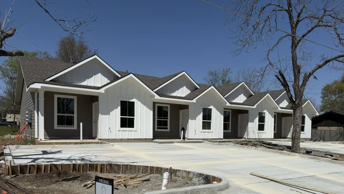 Townhouse for rent at 1612 W 5th St, Caldwell, TX 77836