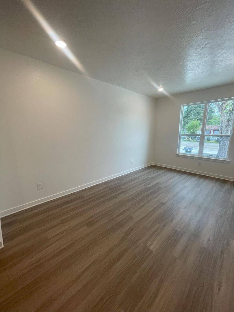 Townhouse for rent at 1612 W 5th St, Caldwell, TX 77836