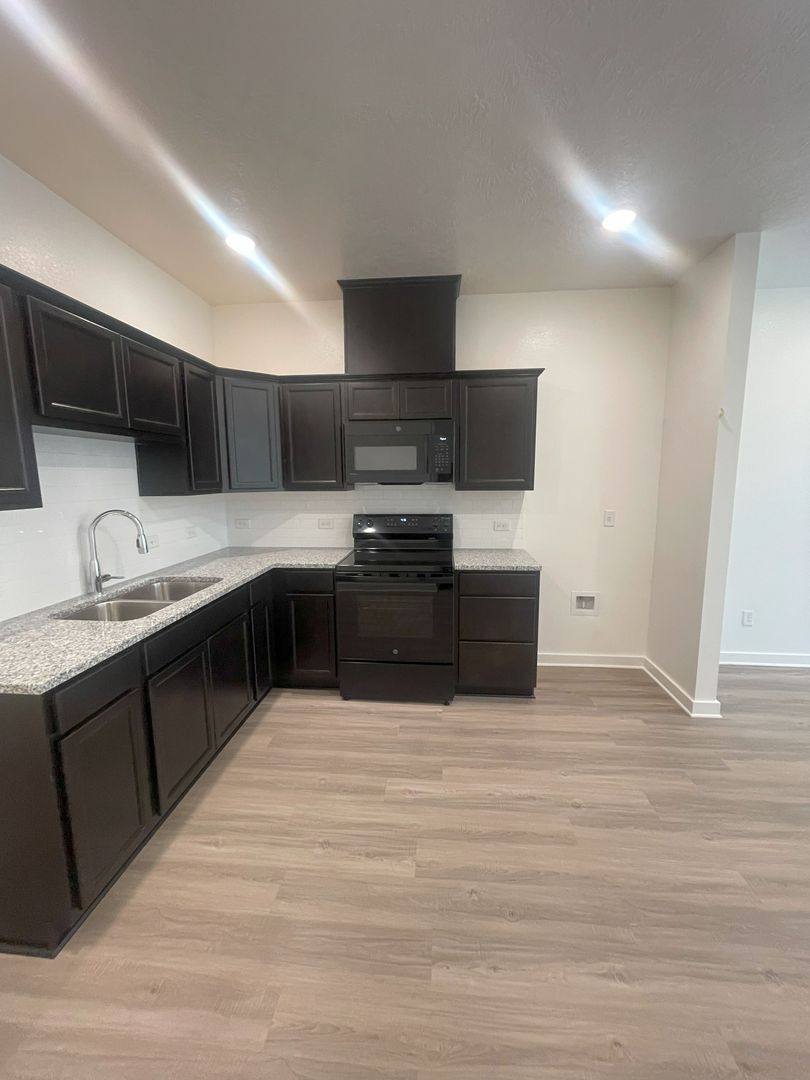 Townhouse for rent at 1612 W 5th St, Caldwell, TX 77836