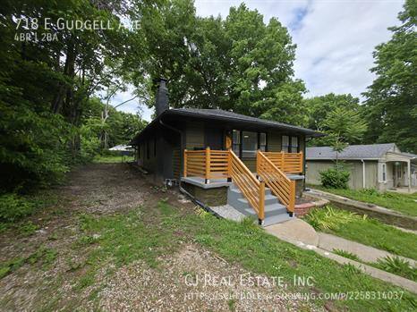 House for rent at 718 E Gudgell Ave, Independence, MO 64055