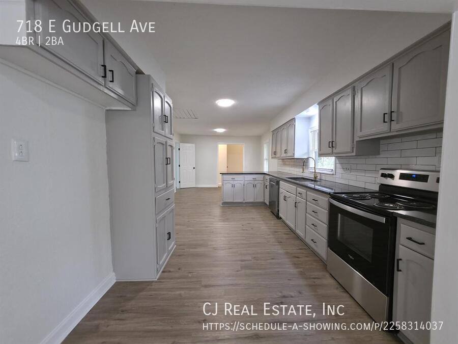 House for rent at 718 E Gudgell Ave, Independence, MO 64055