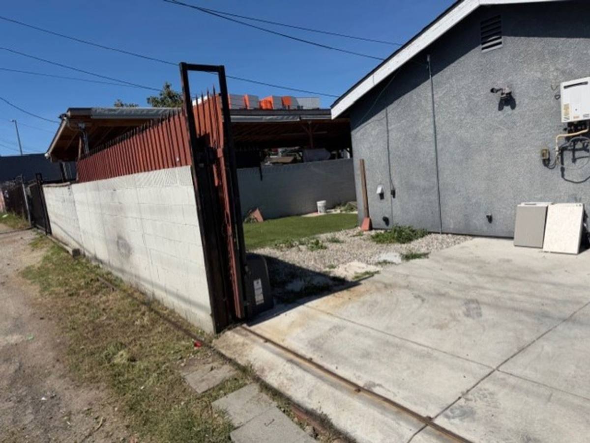 Apartment for rent at 3320 W 66th St, Los Angeles, CA 90043