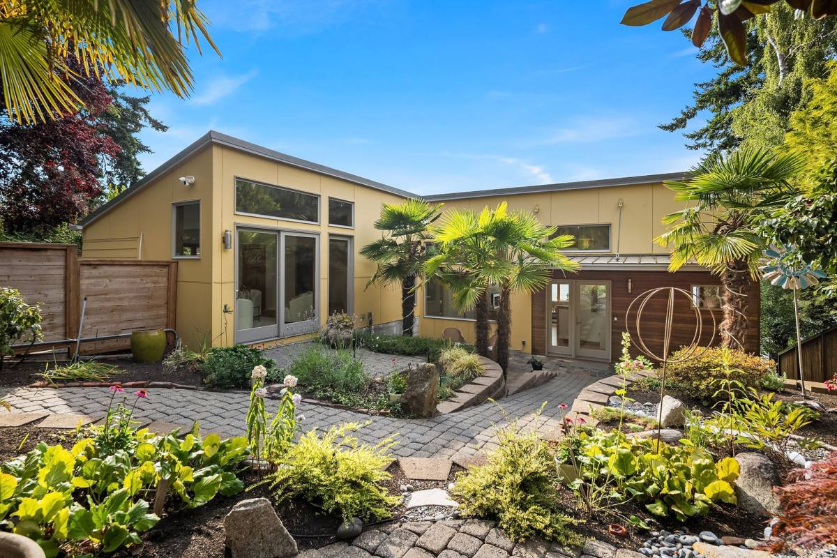 House for rent at 16947 Maplewild Ave SW, Seattle, WA 98166