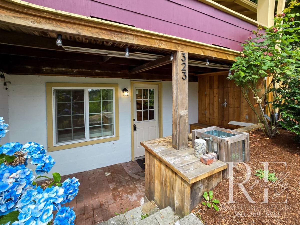 Townhouse for rent at 323 Summit Ave S, Bremerton, WA 98312
