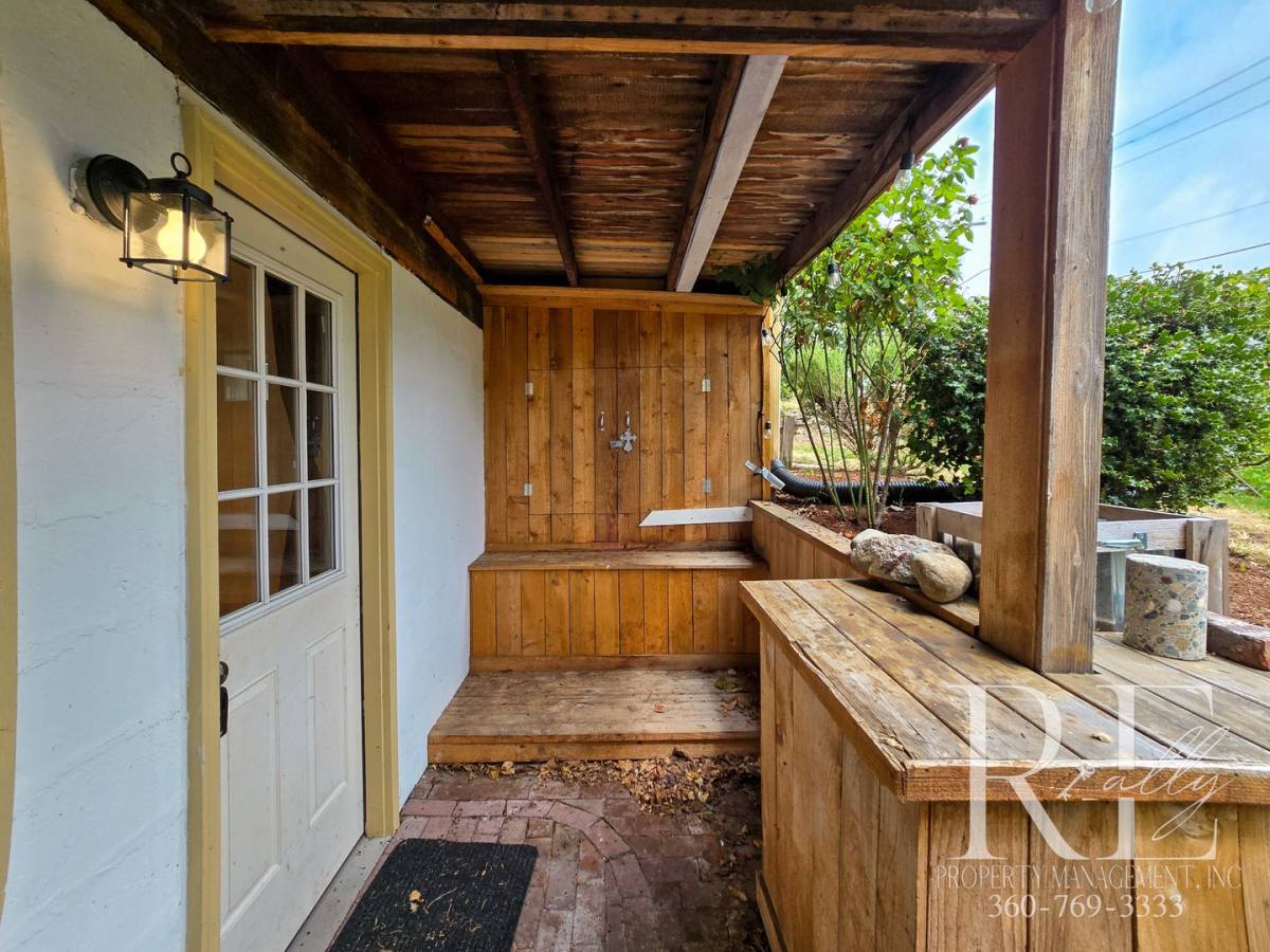 Townhouse for rent at 323 Summit Ave S, Bremerton, WA 98312