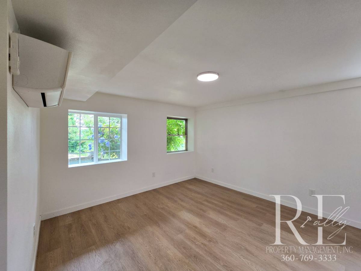 Townhouse for rent at 323 Summit Ave S, Bremerton, WA 98312
