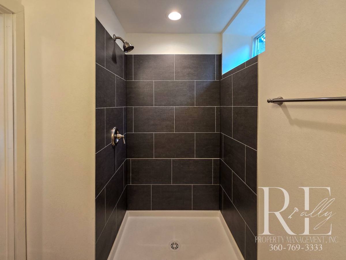 Townhouse for rent at 323 Summit Ave S, Bremerton, WA 98312
