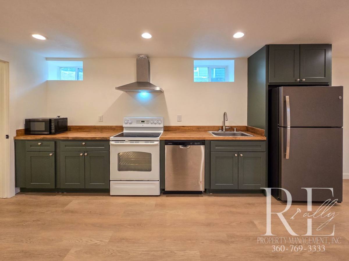 Townhouse for rent at 323 Summit Ave S, Bremerton, WA 98312