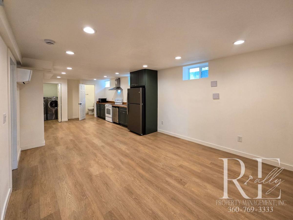 Townhouse for rent at 323 Summit Ave S, Bremerton, WA 98312