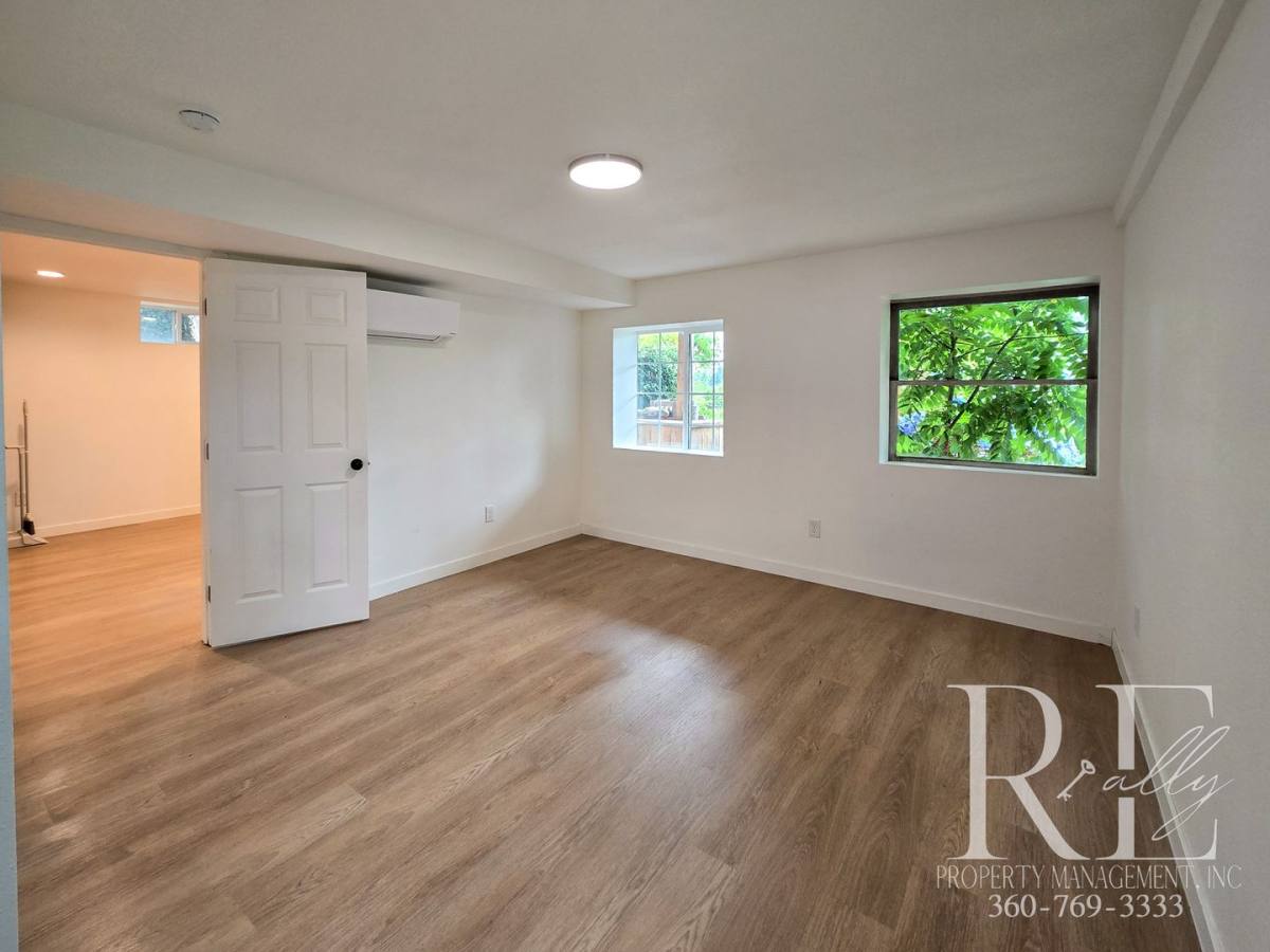 Townhouse for rent at 323 Summit Ave S, Bremerton, WA 98312