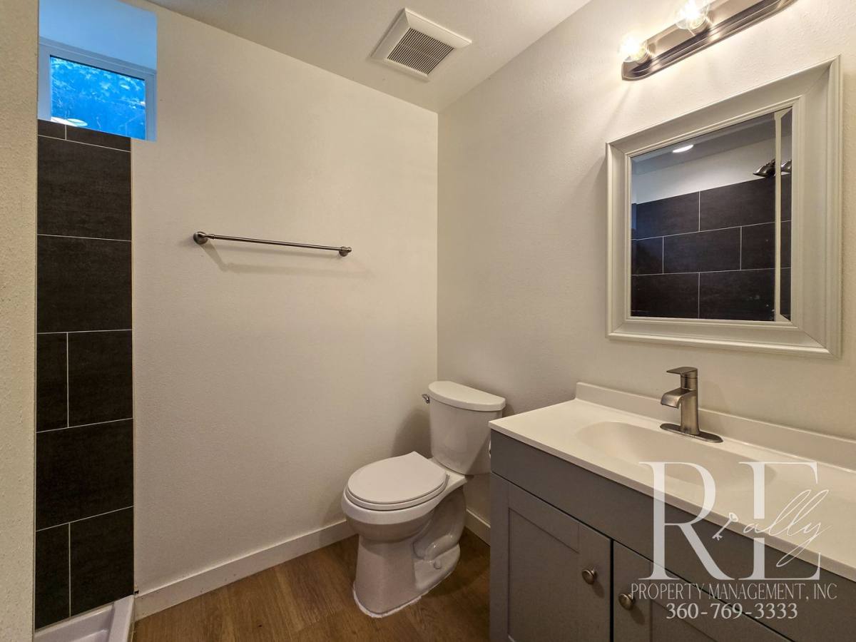 Townhouse for rent at 323 Summit Ave S, Bremerton, WA 98312