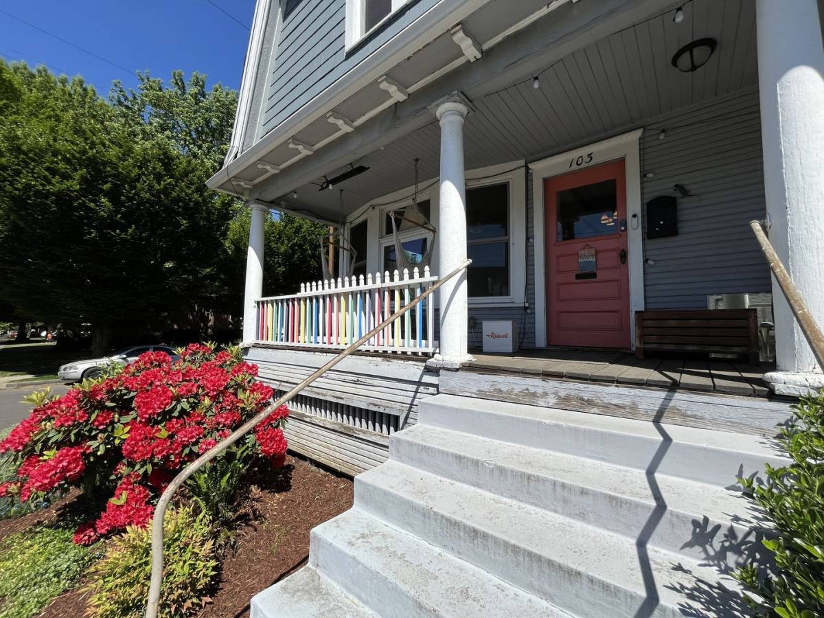 House for rent at 103 NE Sacramento St, Portland, OR 97212