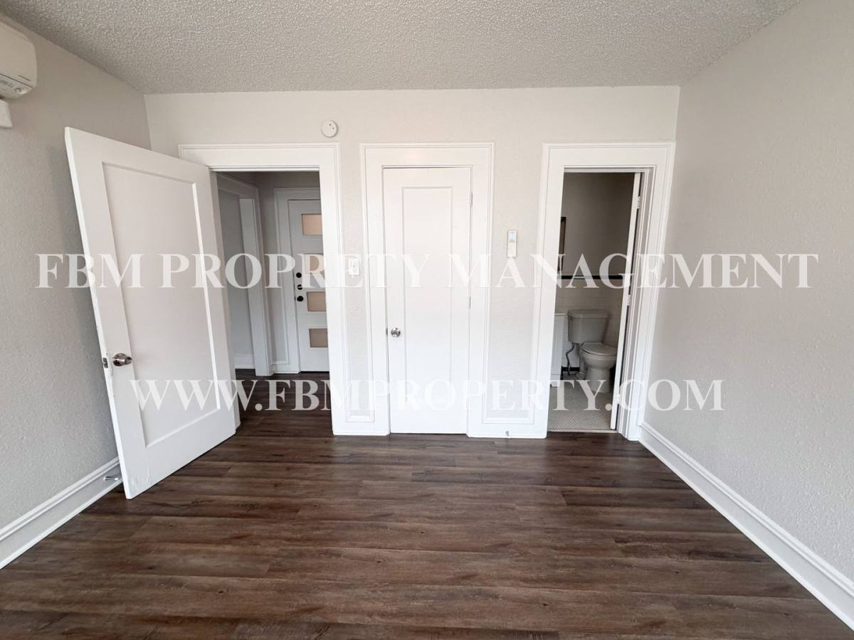 Apartment for rent at 207 S Dallas St, Ennis, TX 75119