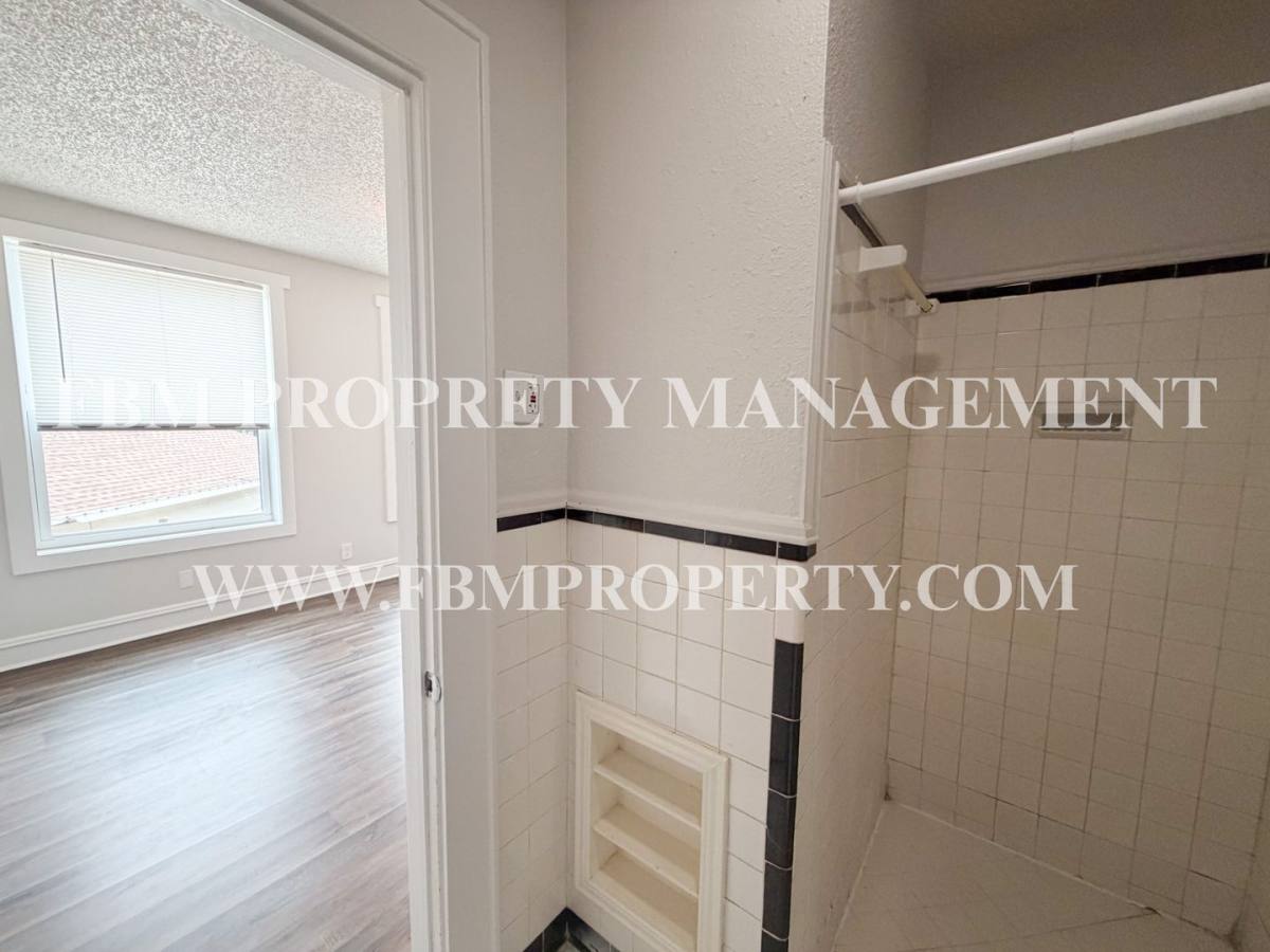 Apartment for rent at 207 S Dallas St, Ennis, TX 75119