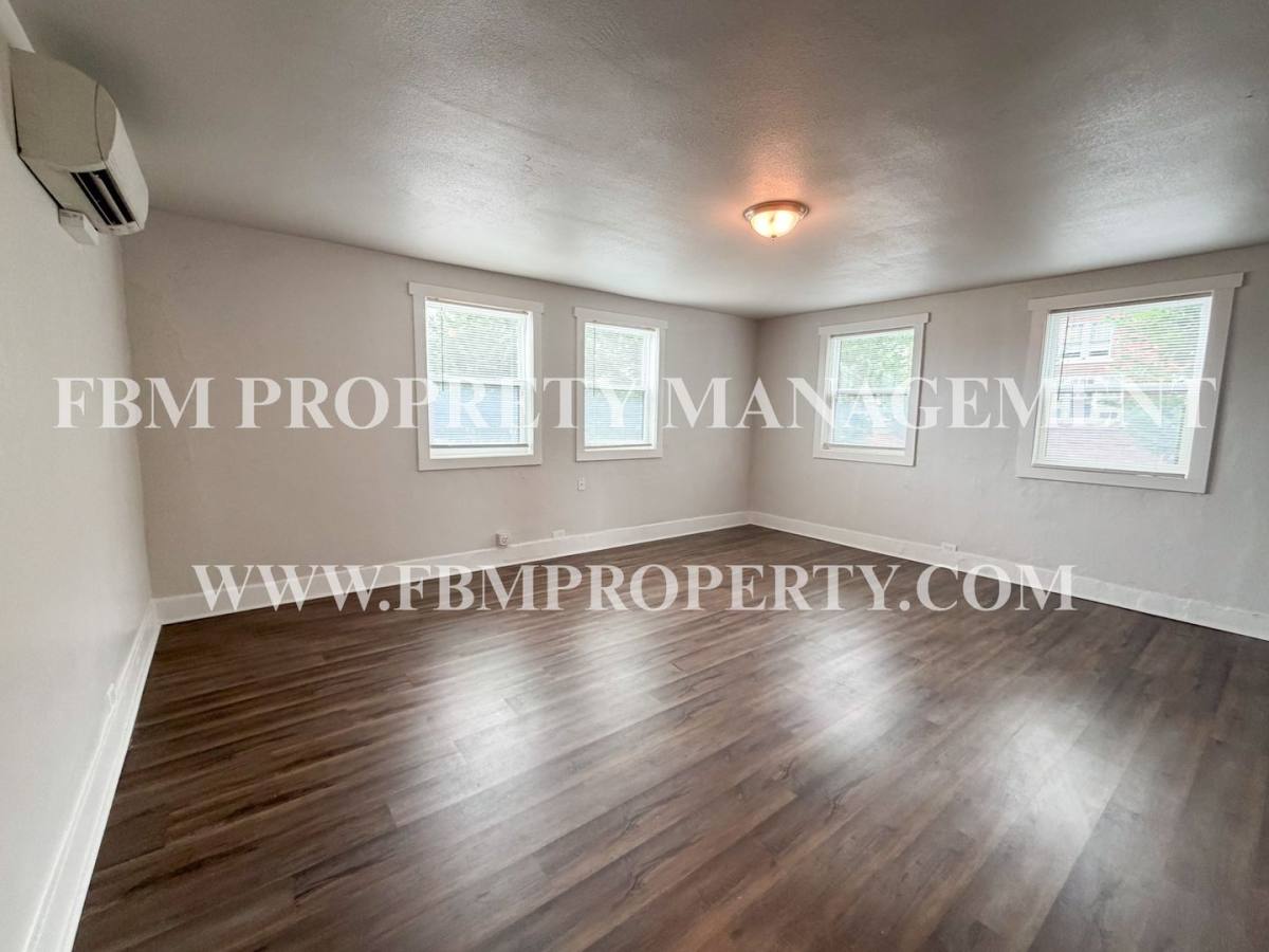 Apartment for rent at 207 S Dallas St, Ennis, TX 75119