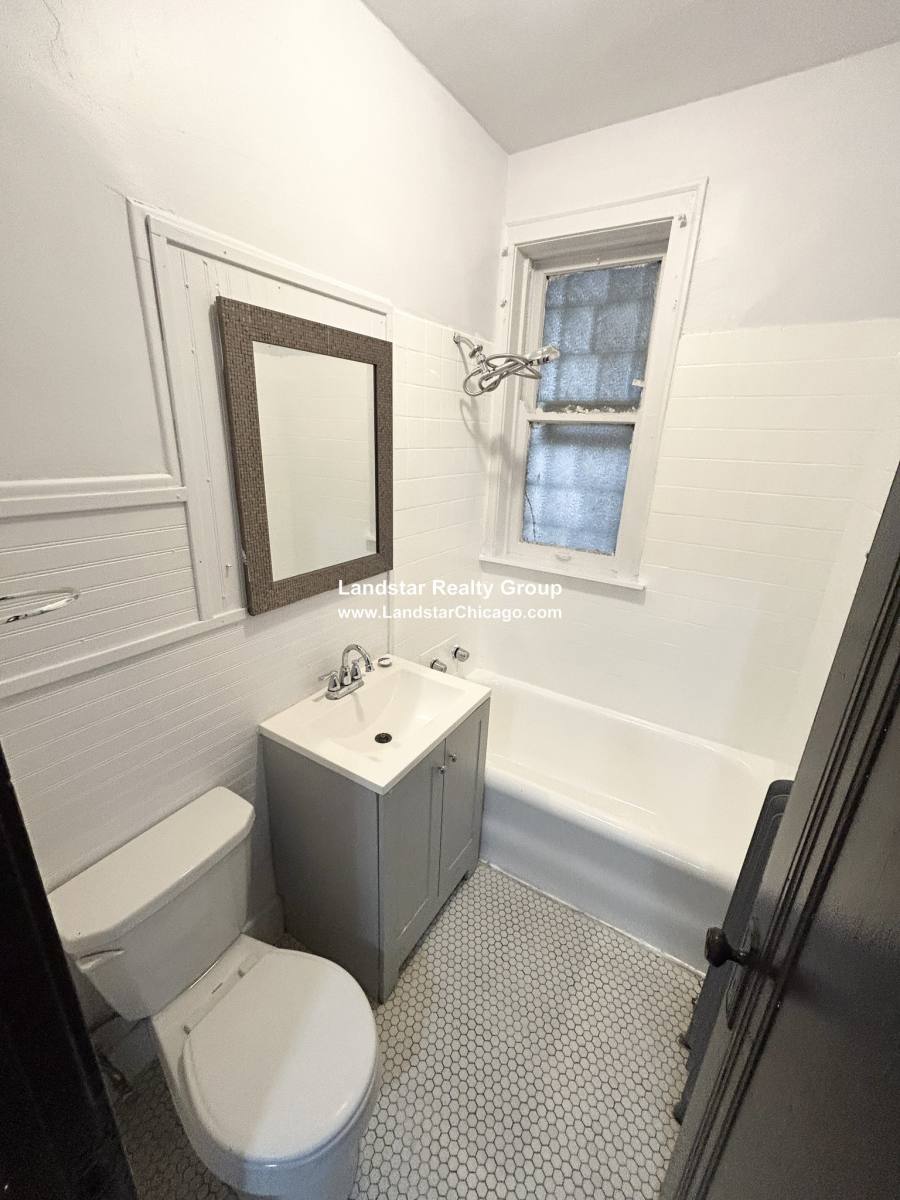 Apartment for rent at 8 Adams #3, Oak Park, IL 60304