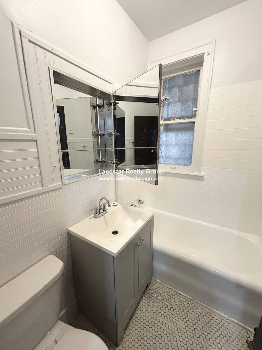 Apartment for rent at 8 Adams #3, Oak Park, IL 60304