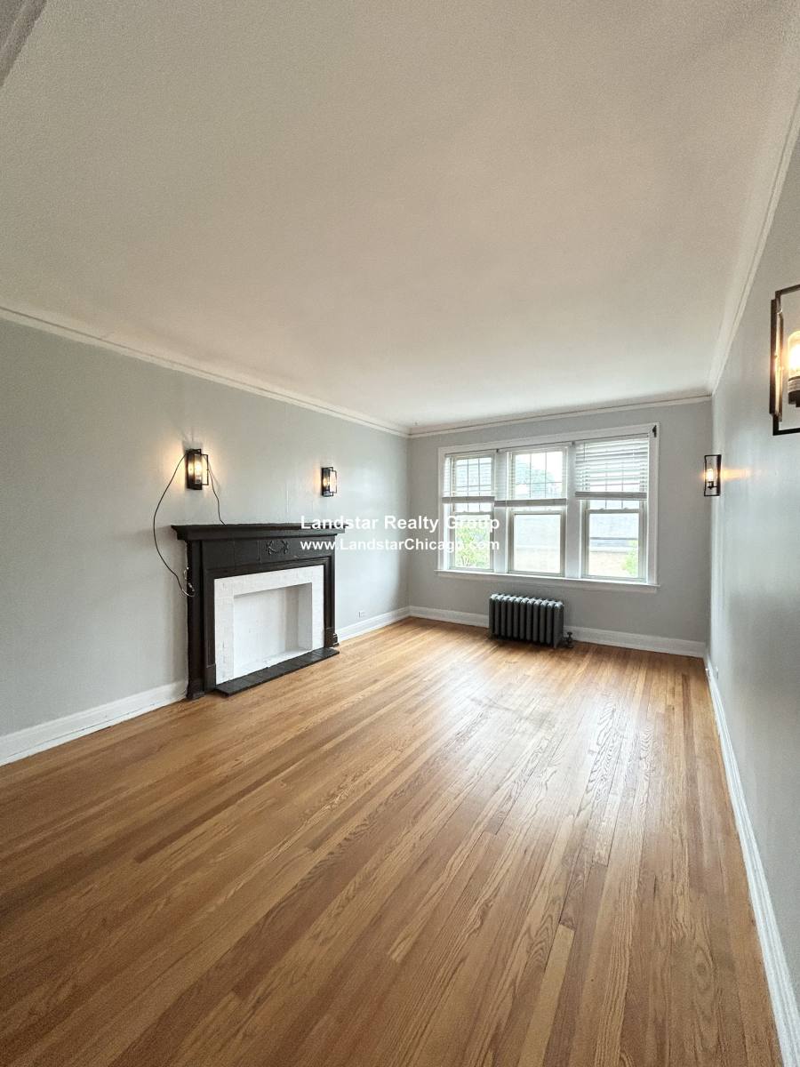 Apartment for rent at 8 Adams #3, Oak Park, IL 60304