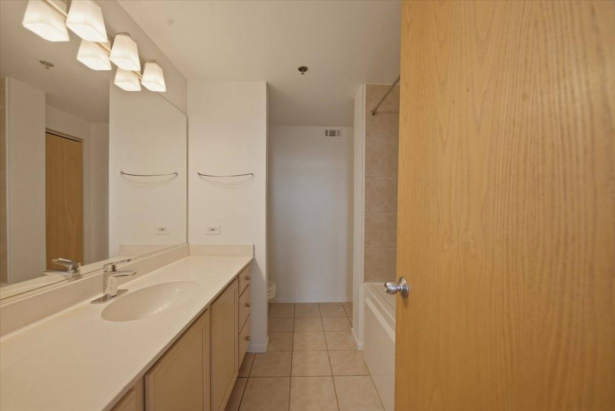 Apartment for rent at 1250 W Van Buren #514, Chicago, IL 60607
