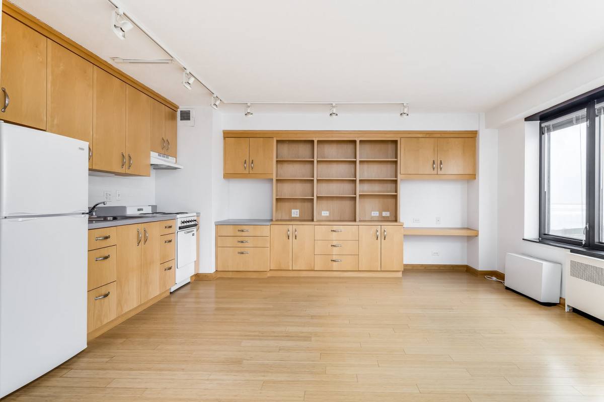 Apartment for rent at 3100 N Lake Shore Dr #1906, Chicago, IL 60657