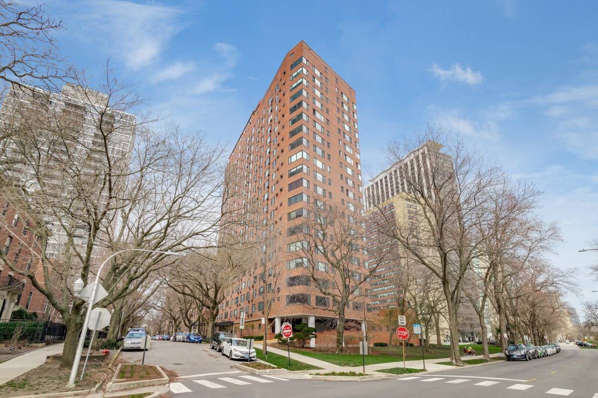 Apartment for rent at 3100 N Lake Shore Dr #1906, Chicago, IL 60657