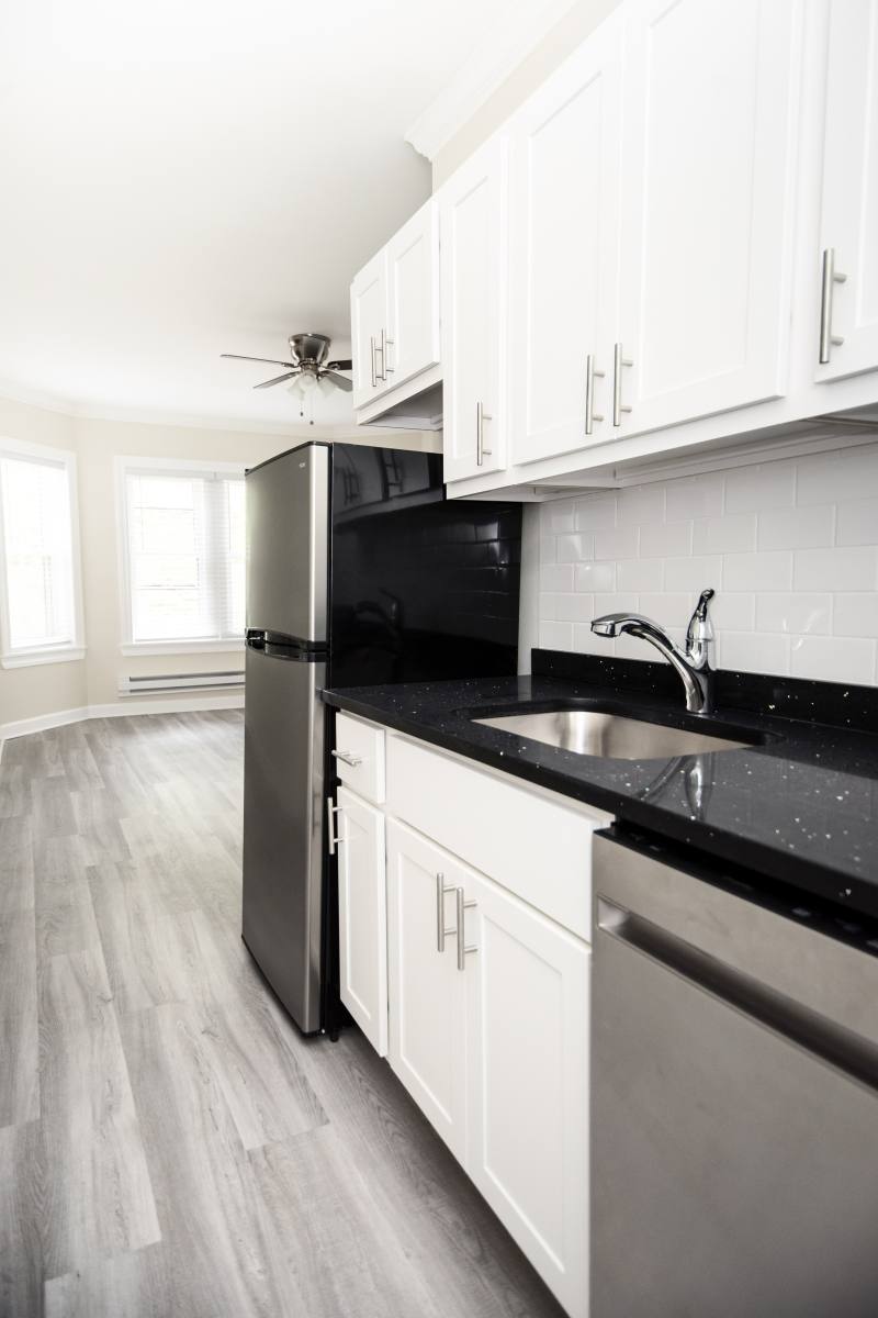Apartment for rent at 648 W Roscoe St #2S, Chicago, IL 60657