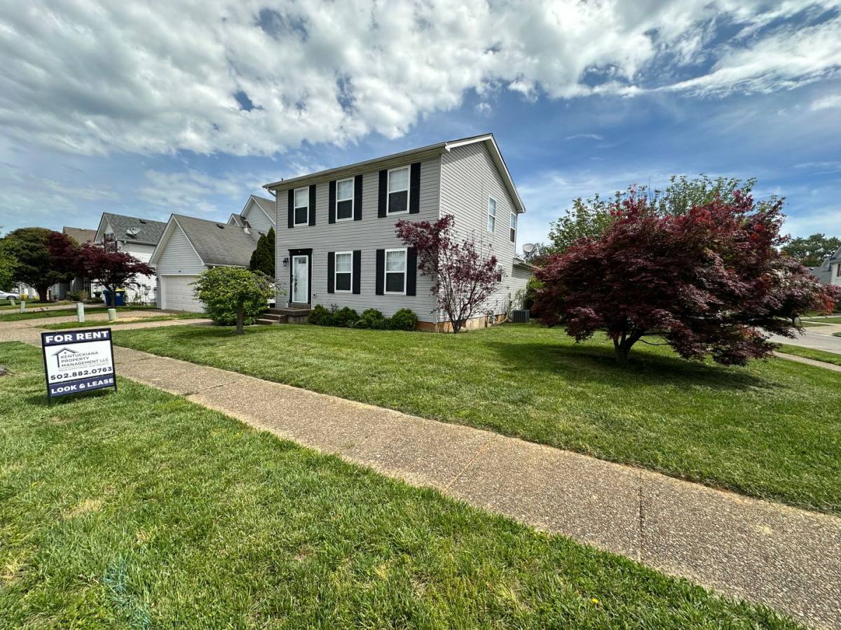 Apartment for rent at 3929 Pinoak View Court, Louisville, KY 40299