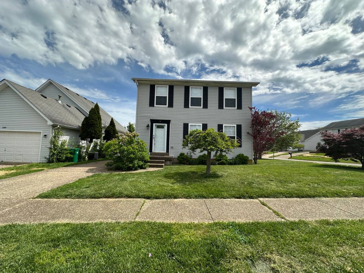 Apartment for rent at 3929 Pinoak View Court, Louisville, KY 40299