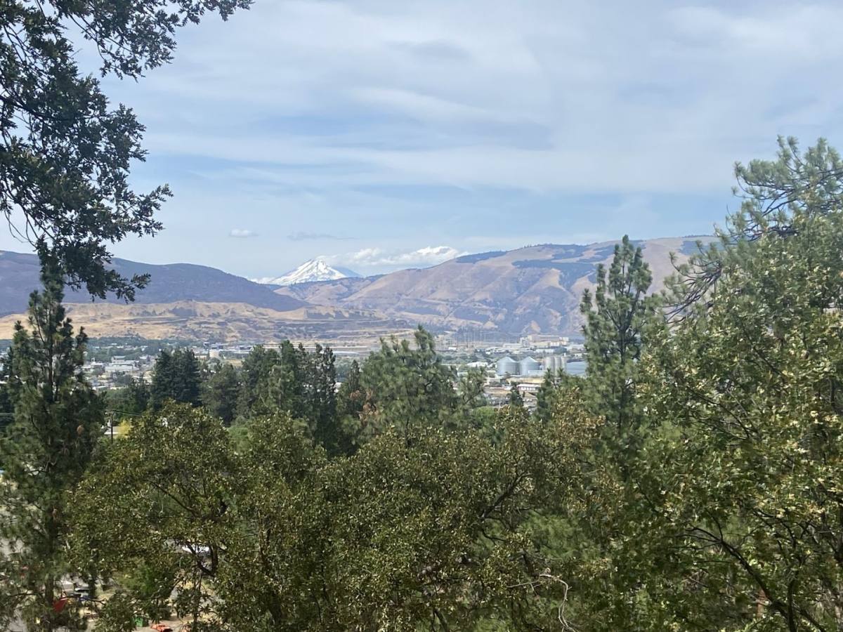 House for rent at 100 E 15th St, The Dalles, OR 97058