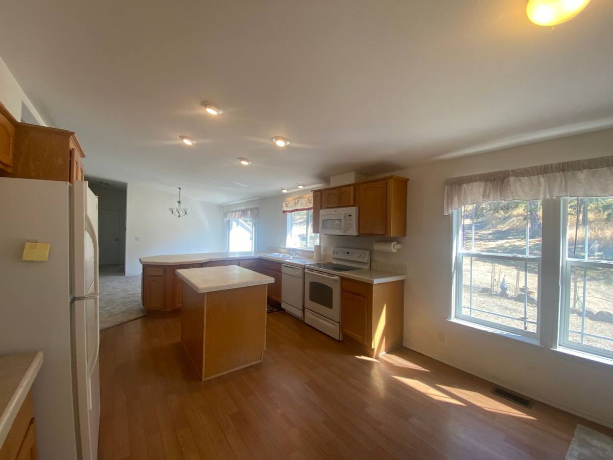 House for rent at 100 E 15th St, The Dalles, OR 97058