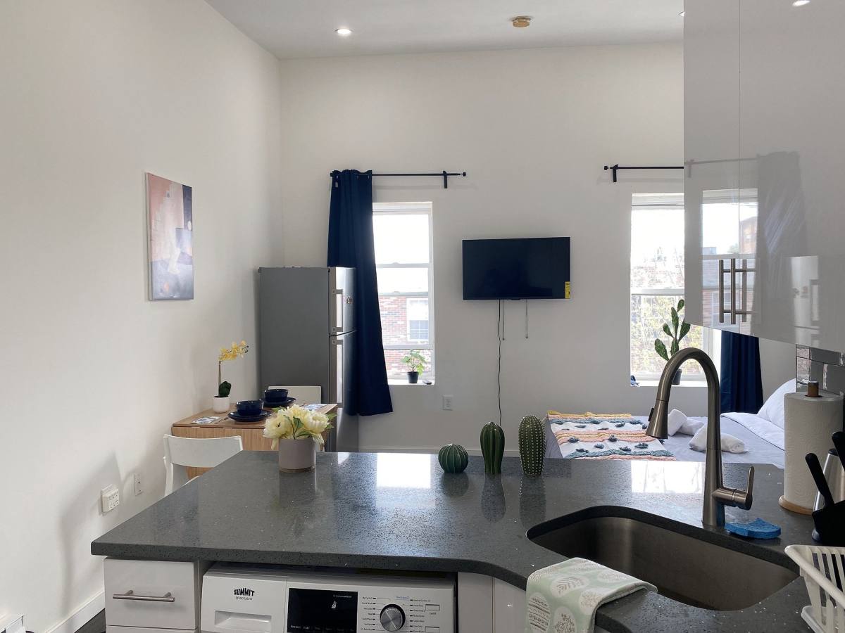 Apartment for rent at 1725 Bainbridge St #3F, Philadelphia, PA 19146