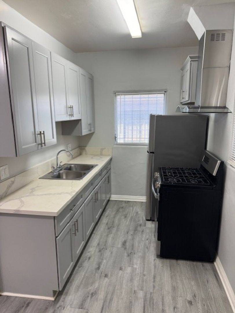 Apartment for rent at 2024 Chestnut Ave, Long Beach, CA 90806