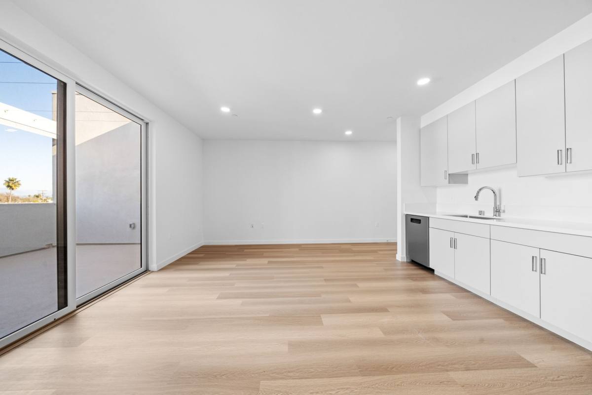 Apartment for rent at 1233 S Dunsmuir Ave, Los Angeles, CA 90019
