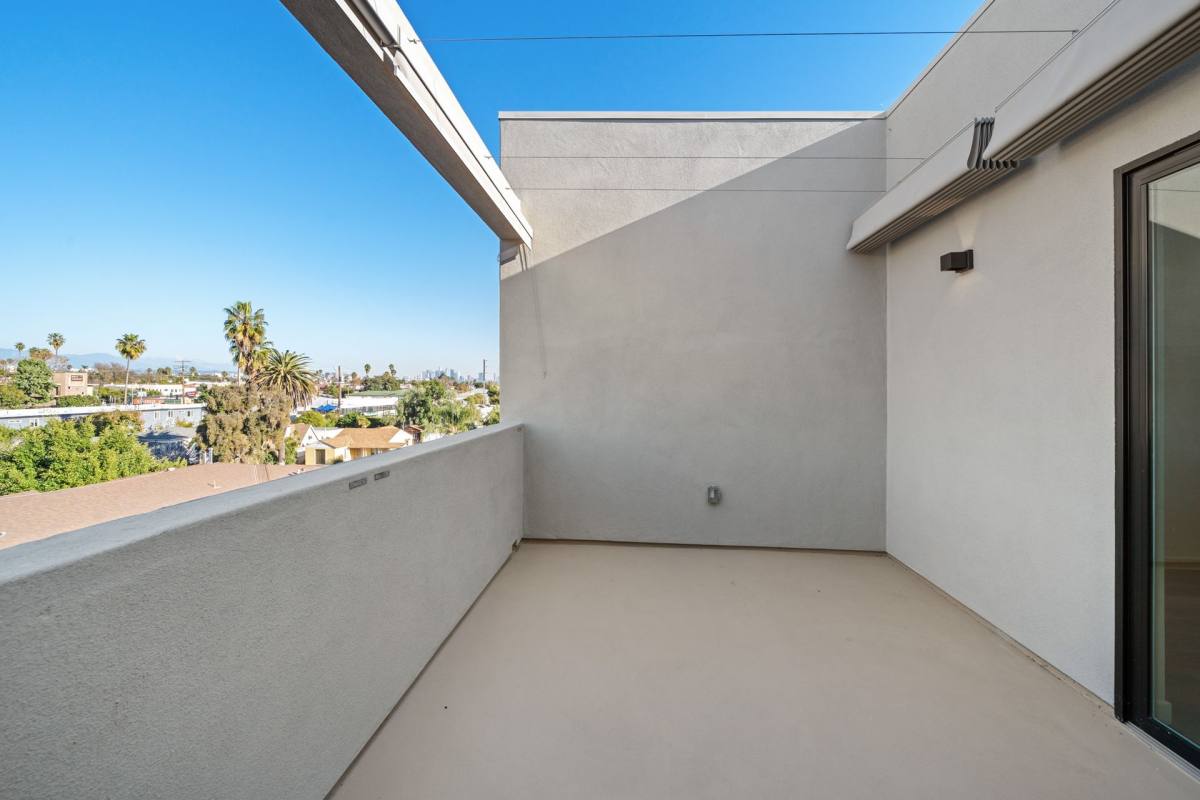 Apartment for rent at 1233 S Dunsmuir Ave, Los Angeles, CA 90019