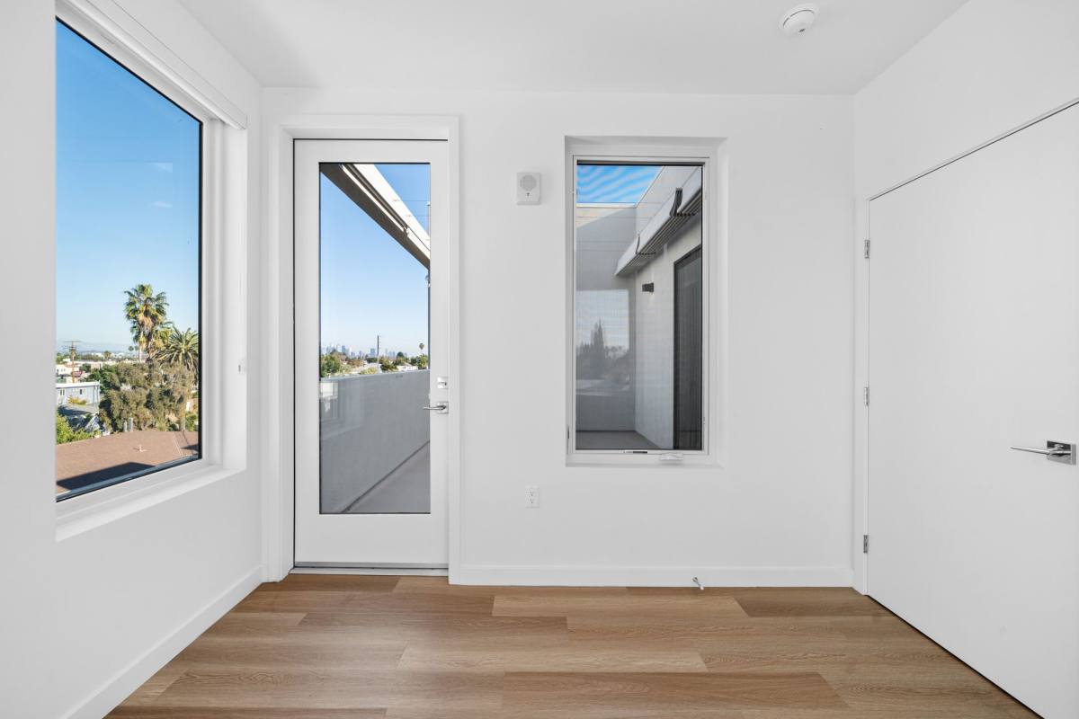Apartment for rent at 1233 S Dunsmuir Ave, Los Angeles, CA 90019