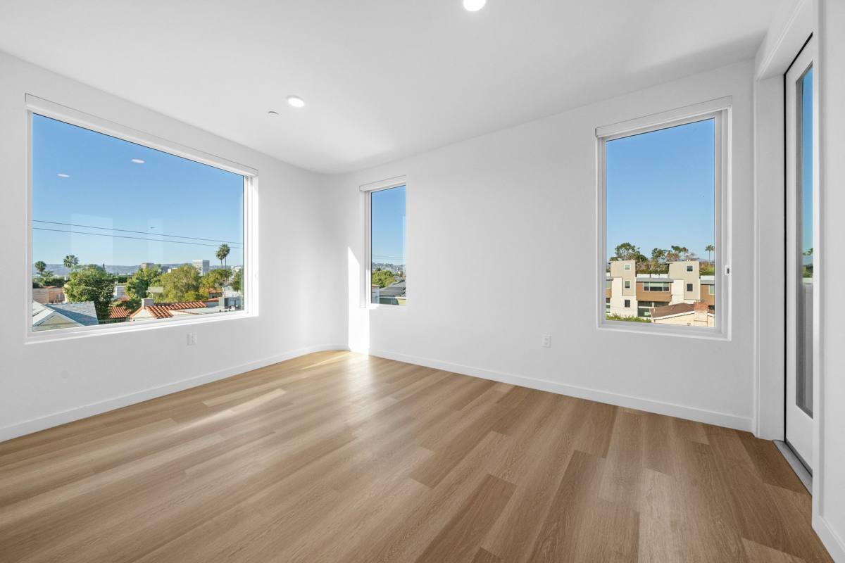Apartment for rent at 1233 S Dunsmuir Ave, Los Angeles, CA 90019