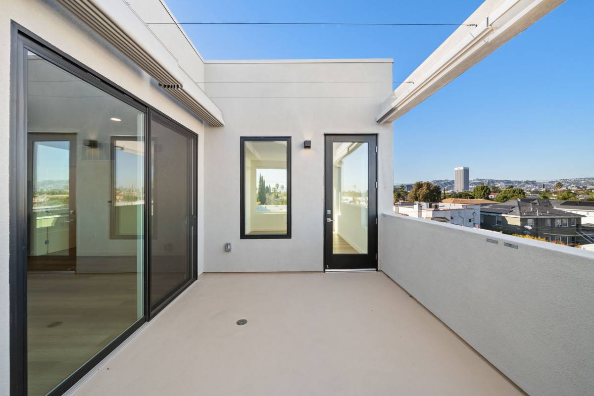 Apartment for rent at 1233 S Dunsmuir Ave, Los Angeles, CA 90019