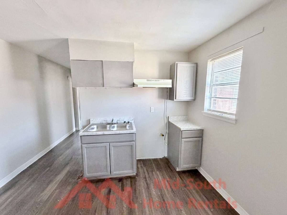 Townhouse for rent at 1353 Fairfax St, Memphis, TN 38108