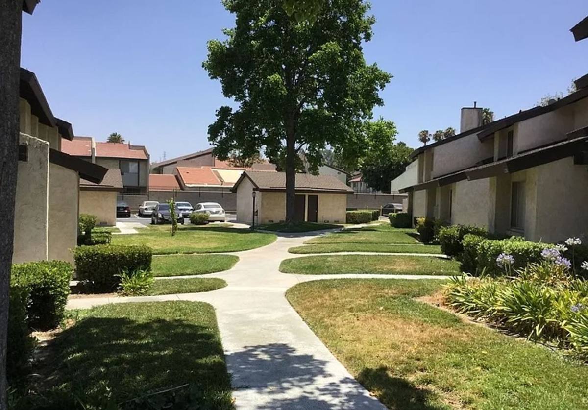 Townhouse for rent at 1170 Mohave Dr, Colton, CA 92324