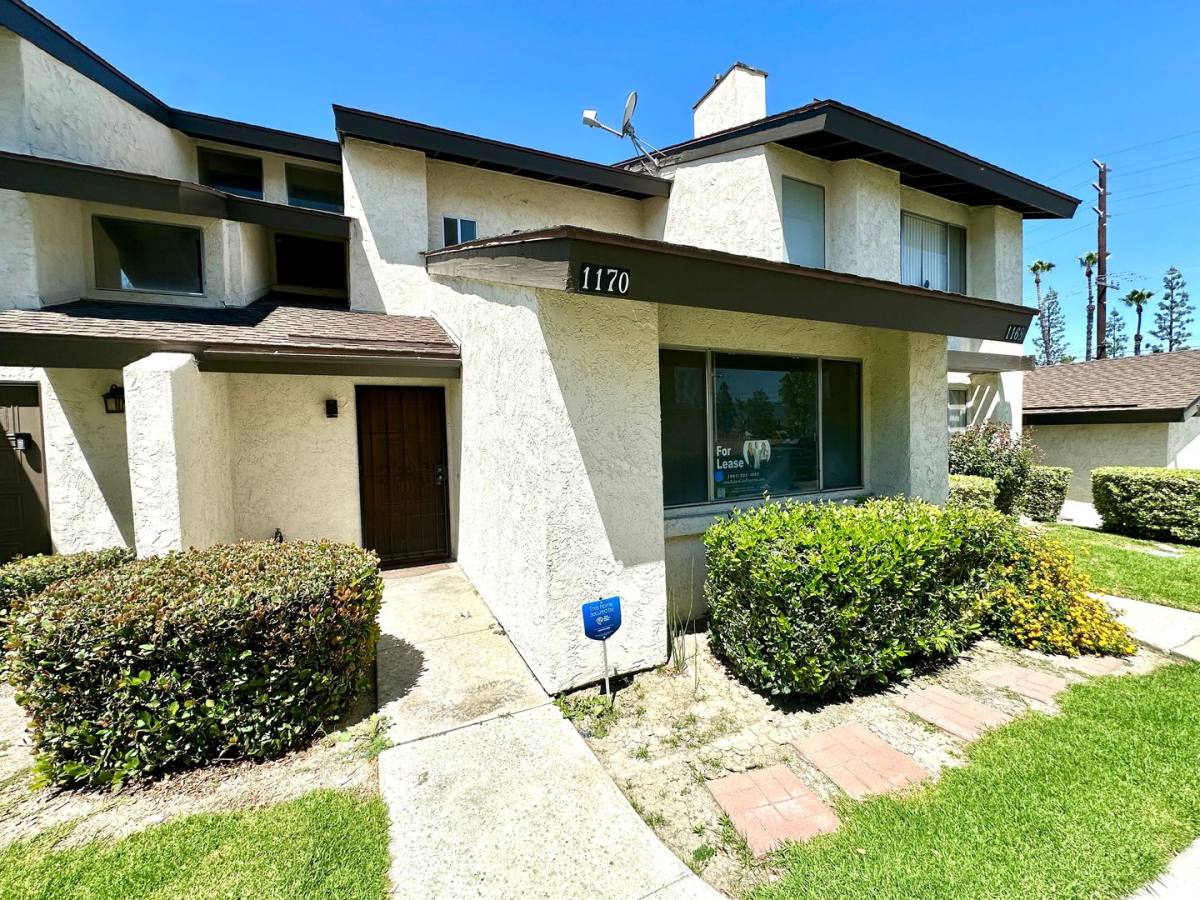 Townhouse for rent at 1170 Mohave Dr, Colton, CA 92324