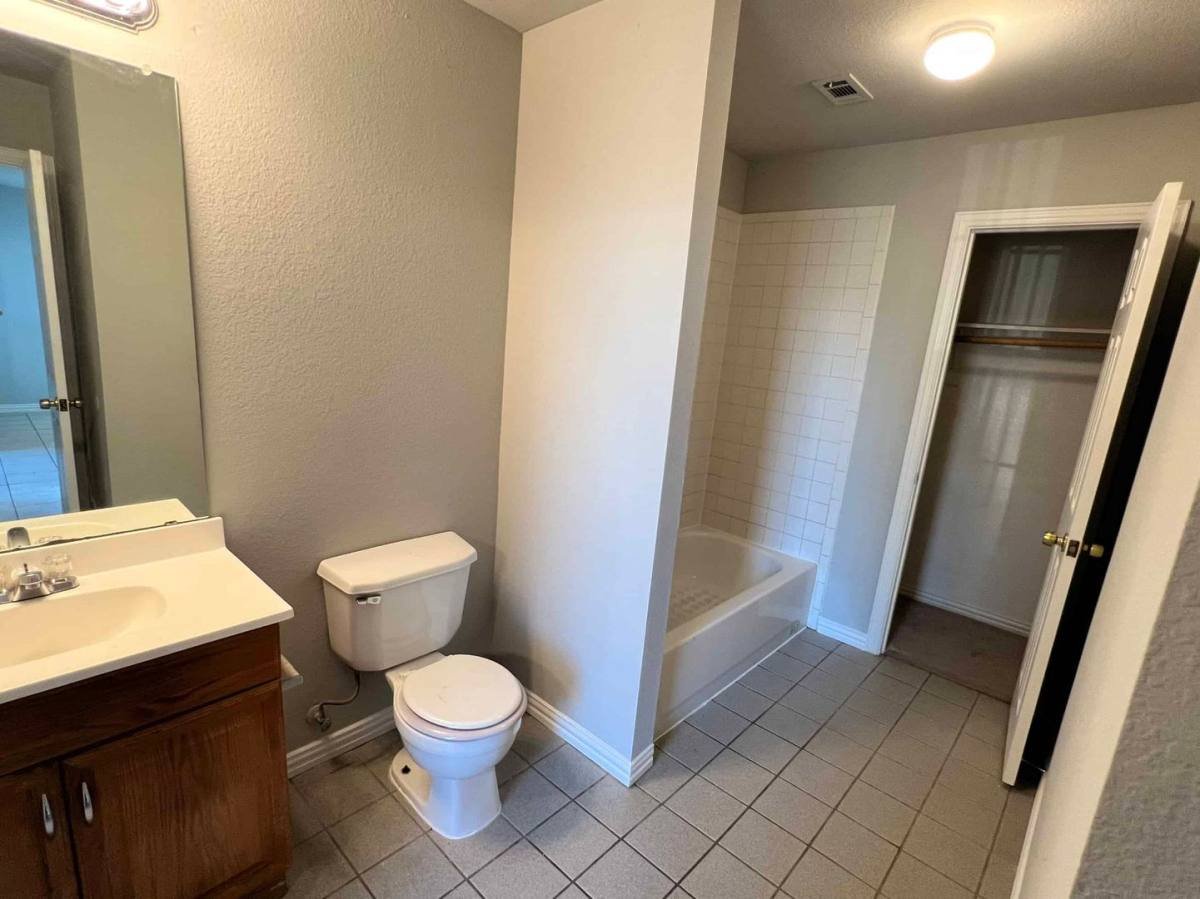 Apartment for rent at 432-434 Chestnut Lane, Desoto, TX 75115