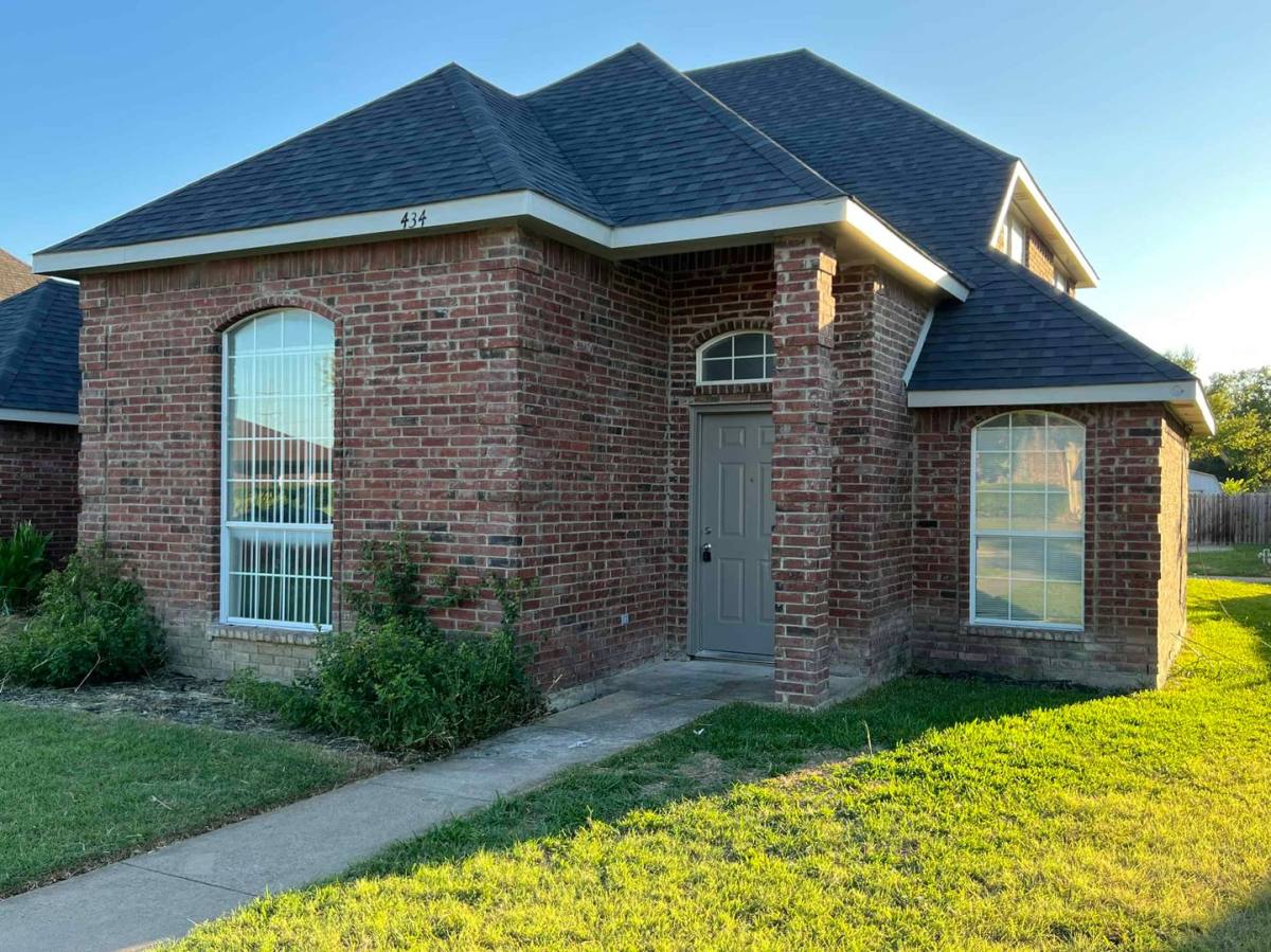 Apartment for rent at 432-434 Chestnut Lane, Desoto, TX 75115