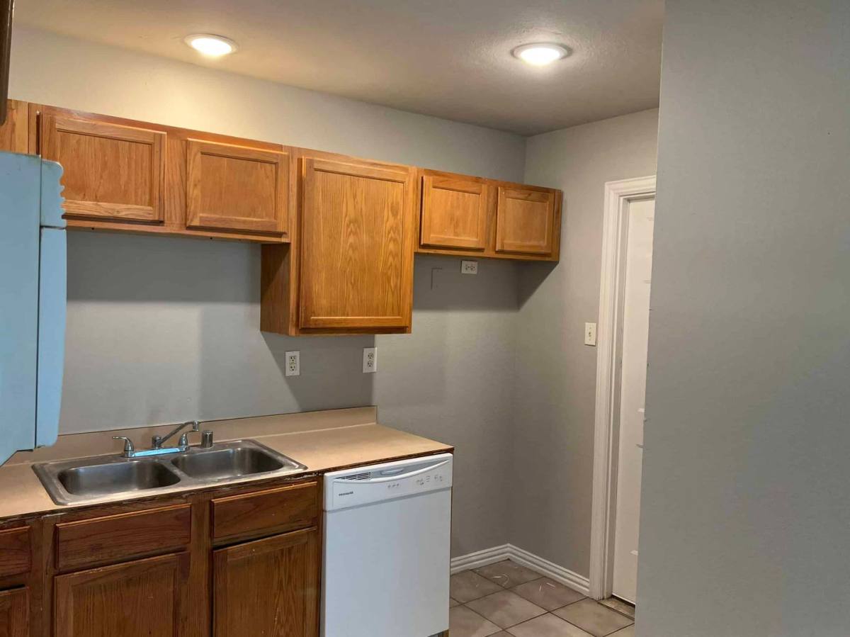 Apartment for rent at 432-434 Chestnut Lane, Desoto, TX 75115