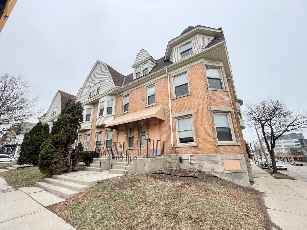 Apartment for rent at 1718-34 E Lafayette Place, Milwaukee, WI 53202
