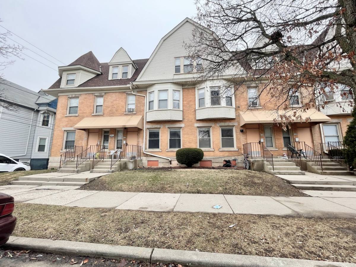 Apartment for rent at 1718-34 E Lafayette Place, Milwaukee, WI 53202
